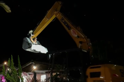 Noiva surpreende ao chegar ao casamento de escavadeira e viraliza nas redes