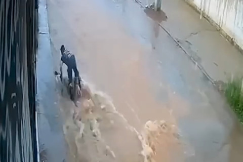 Mãe e filha são levadas pela enxurrada durante forte temporal