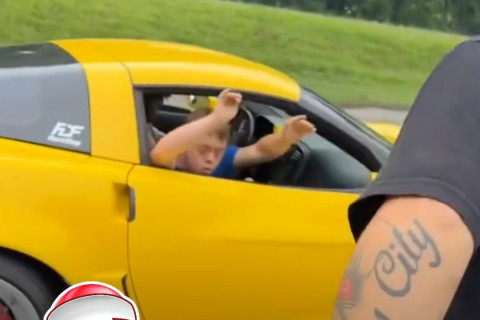 Menino com Síndrome de Down se diverte com manobra em carro esportivo e conquista as redes.