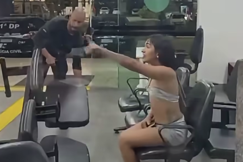 Mulher furta celular de policial dentro de delegacia e foge após a ação