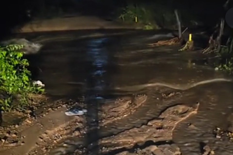 Carro é arrastado por correnteza em passagem molhada em Ararendá