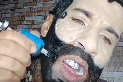 Fã do Gusttavo Lima tatuou uma barba para ficar ainda mais parecido com o cantor