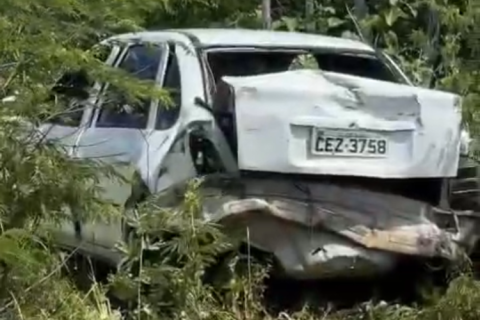 Colisão entre três veículos é registrada na madrugada deste domingo na CE-257, em Santa Quitéria.