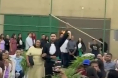 Jovem homenageia avô agricultor ao receber diploma com uma enxada nas mãos