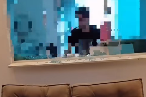 APÓS MULHER ESQUECER DE JOGAR O LIXO, MARIDO QUEBRA JANELA DE VIDRO E ELA DESABAFA: "EU NÃO VIVO, EU SOBREVIVO"