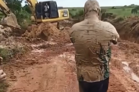 VEREADOR LEVA “BANHO DE LAMA” DURANTE FISCALIZAÇÃO DE OBRA EM MT