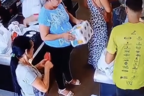 Mulher grávida é flagrada furtando carteira de idosa em fila de supermercado