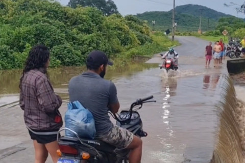 Fortes chuvas aumentam nível da água na passagem molhada no Mulungu e motociclistas se arriscam