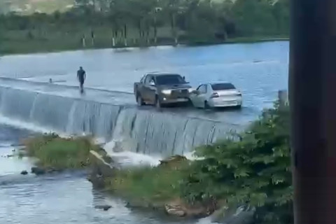 Carro estacionado em cima de passagem molhada gera confusão