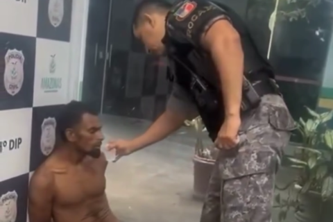 Gesto de humanidade de policial da ROCAM ao oferecer água a preso chama atenção em delegacia de Manaus