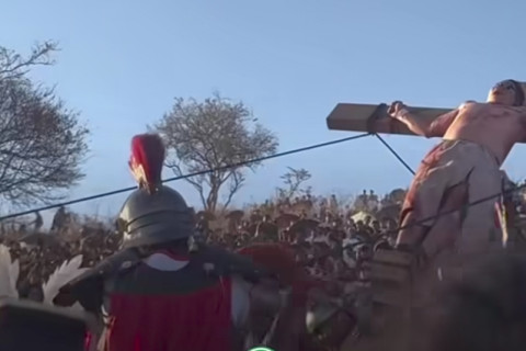 Ator perde o equilíbrio e sofre queda durante encenação da Paixão de Cristo