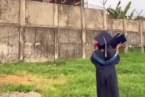 Jovem visita pai na prisão para mostrar conquista do diploma universitário