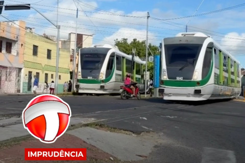 Mulher é filmada atravessando entre dois VLTs em Sobral