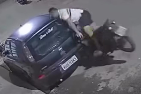 Homem perde controle da moto, colide com carro e ri após o acidente