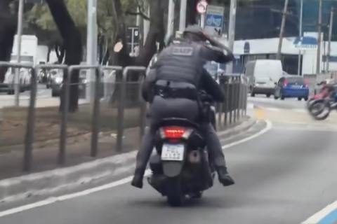Trapalhada: moto com PM de carona atropela bike durante perseguição.