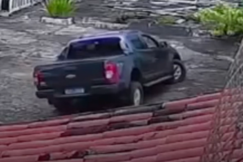 Carro de padre cai em cratera dentro de casa paroquial no interior do Ceará