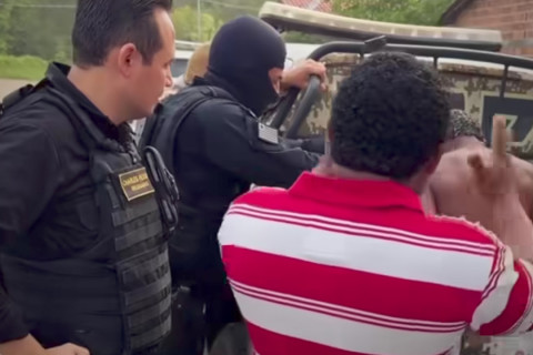 Pai reage à prisão do filho, abraça delegado e emociona as redes