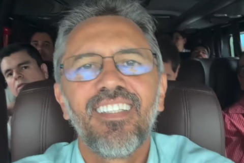 Acordo fechado: Júnior Mano é confirmado na chapa de Elmano ao Senado