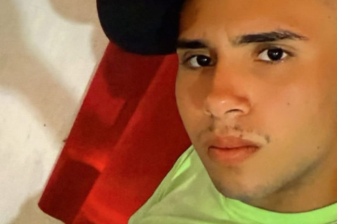 Homem é morto com cerca de 20 tiros e morre no local