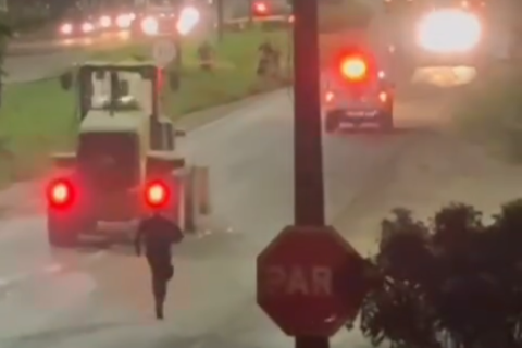 Operador perde controle de máquina pesada na BR-135, coloca vidas em risco e polícia precisa atirar para conter veículo