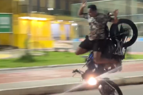 Tentativa de “grau” termina em queda feia e jovem sai todo ralado