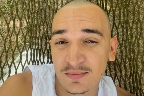 João Gomes surpreende ao raspar o cabelo e faz piada com aparência: “É o Kuririn é"