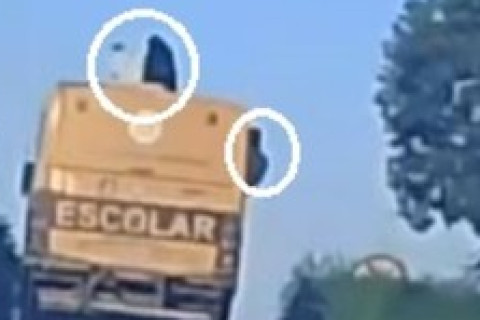 Ônibus escolar é flagrado com alunos no teto e nas janelas durante trajeto