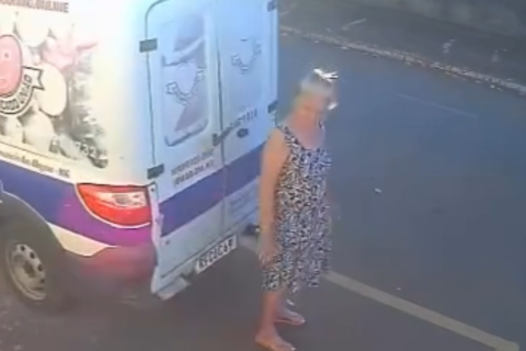 Idosa é atropelada por carro de entregas ao sair de casa; câmera flagra momento do impacto