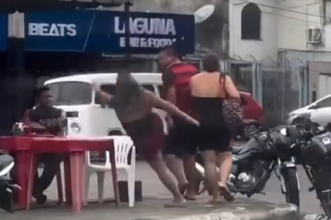 Vídeo mostra briga entre homem e mulher em avenida de Manaus
