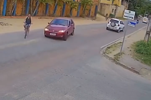 Ciclista atravessa na frente e motorista joga o carro para evitar o pior