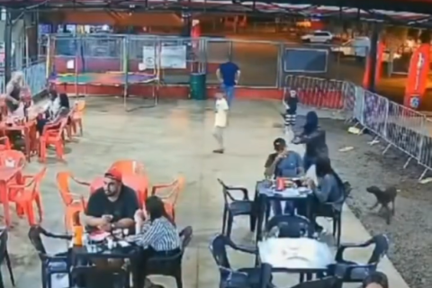 .	Homem encapuzado invade lanchonete e executa cliente a tiros