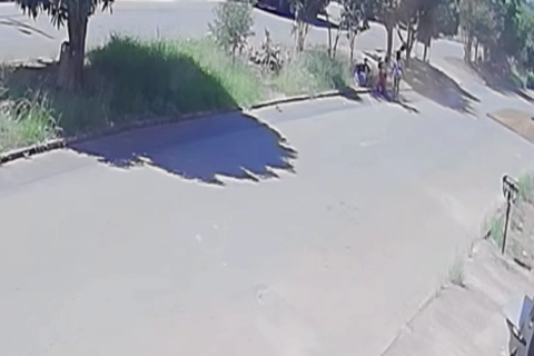 Motociclista fazendo "grau" atropela grávida e duas crianças no Jardim Primavera e foge do local