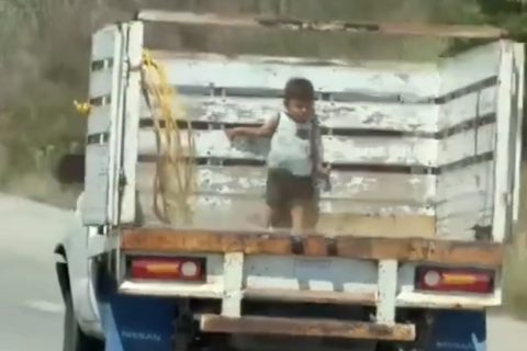 Menino de 3 anos é flagrado agarrado à traseira de caminhonete em rodovia no México