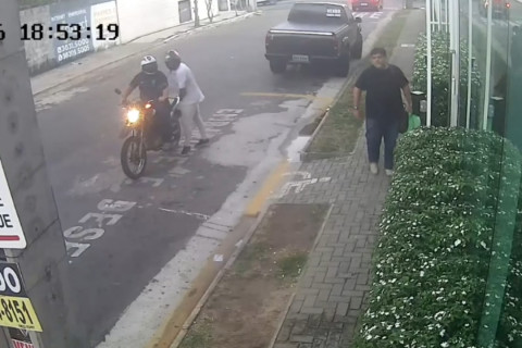 Advogado é assaltado e tem cordão de ouro de R$ 28 mil levado por dupla em motocicleta