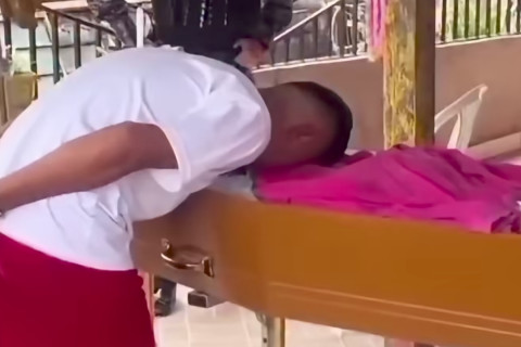 Preso ganha permissão para ver a mãe pela última vez e cena comove a internet