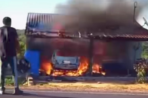 Homem incendeia carro de dono de bar em Carnaubal/Ce após ter bebida negada