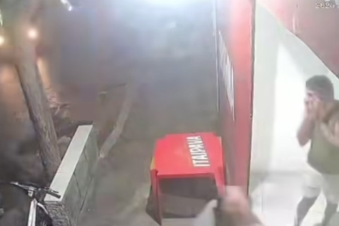 Trovão inesperado assusta homem e reação é flagrada por câmera
