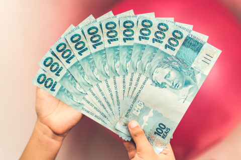 Novo auxílio para brasileiros desempregados paga até R$ 2.518,65 em 2026; veja como solicitar