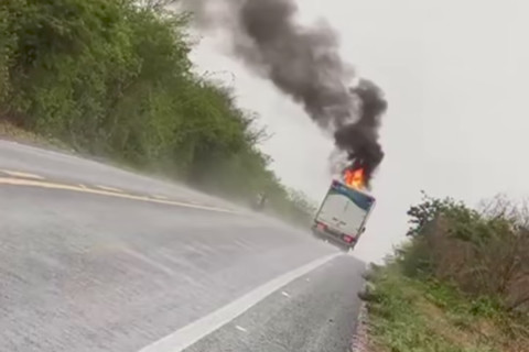 Caminhão é destruído por incêndio na estrada entre Catunda e Tamboril