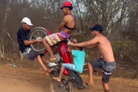 Perigo extremo: tentativa de manobra coloca adultos e criança em risco