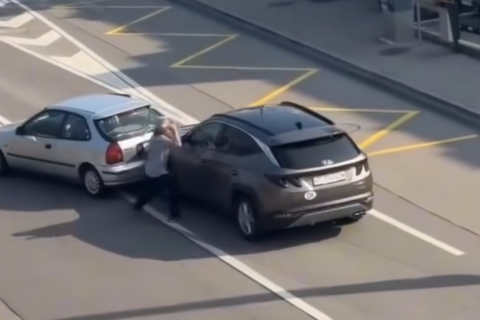 Carro “voa” após batida e capota sobre outros veículos em rotatória