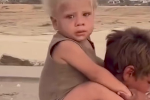 Menino palestino protege a irmã ao fugir de invasão em Gaza
