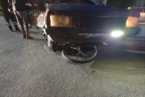 Mulher fica ferida após colisão entre carro e bicicleta em Nova Russas