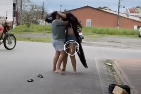 Marido agride esposa ao defender amante durante confusão na rua