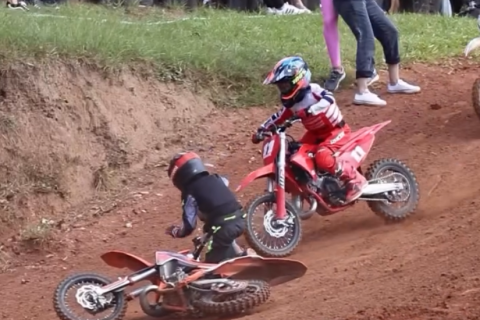 Mãe desafia pista para salvar filho após queda em prova de motocross