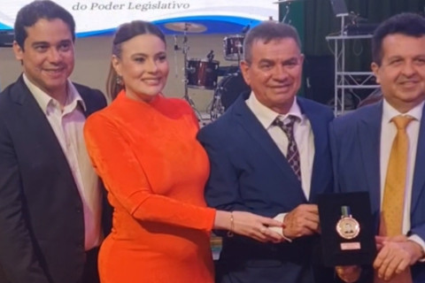 Jeová Mota recebe Medalha Monsenhor Leitão e reafirma compromisso com Nova Russas