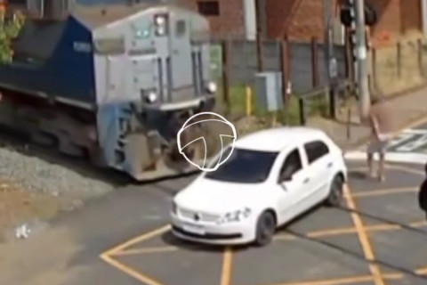 Trem atinge carro parado sobre trilhos em Itirapina (SP); ninguém se feriu
