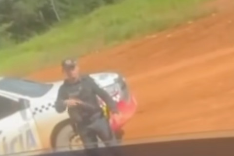 Caminhoneiro se nega a sair do veículo em abordagem policial: “essa rodovia não é área de atuação de vocês”