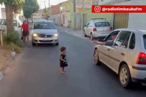 Criança sozinha na rua acende alerta para pais e responsáveis