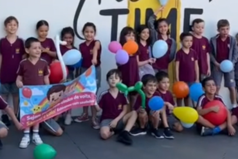 Após 9 meses de luta, menino vence o câncer e emociona ao voltar para a escola em MG